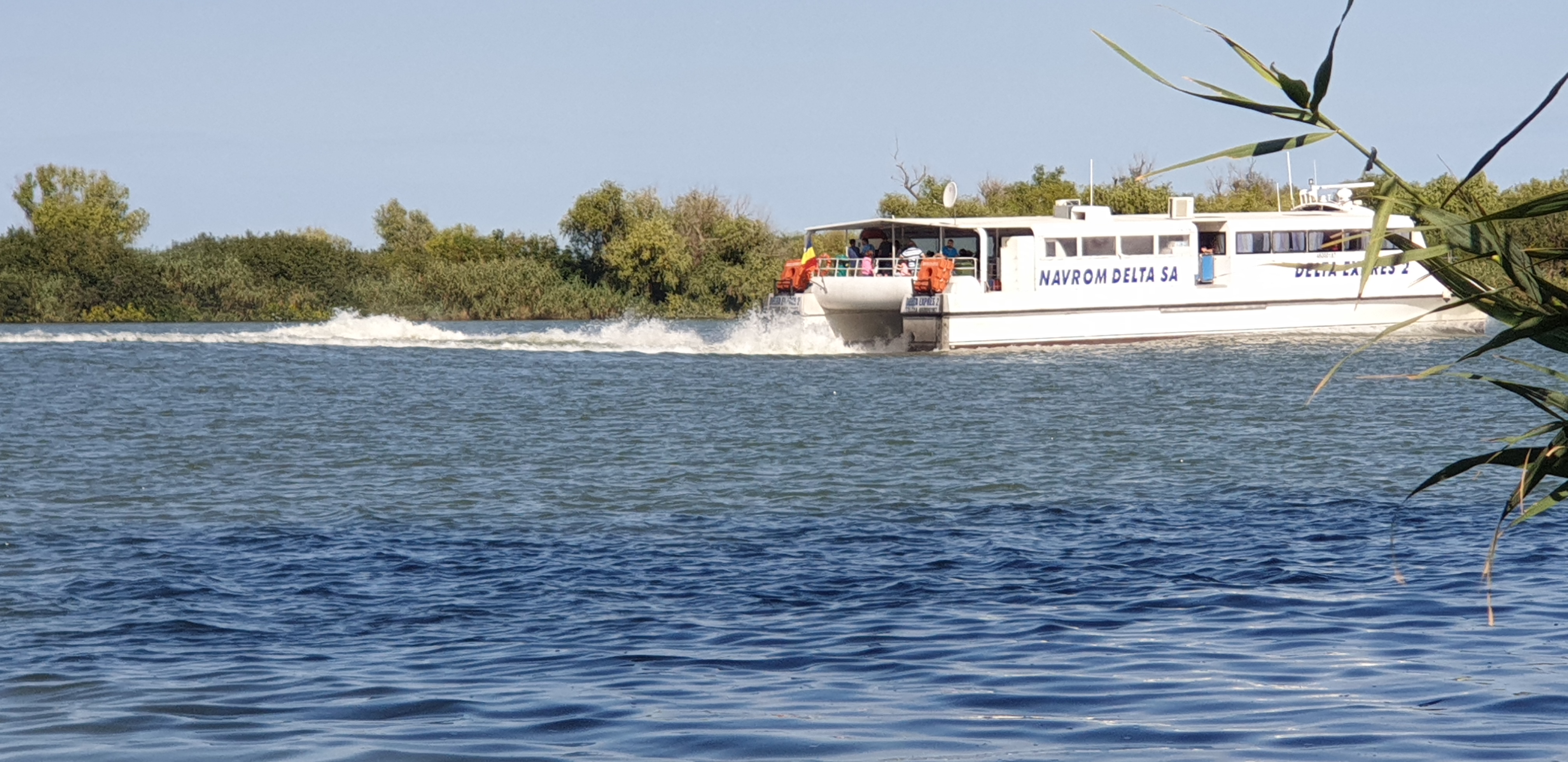 Transfer turisti cu Navrom Delta 2